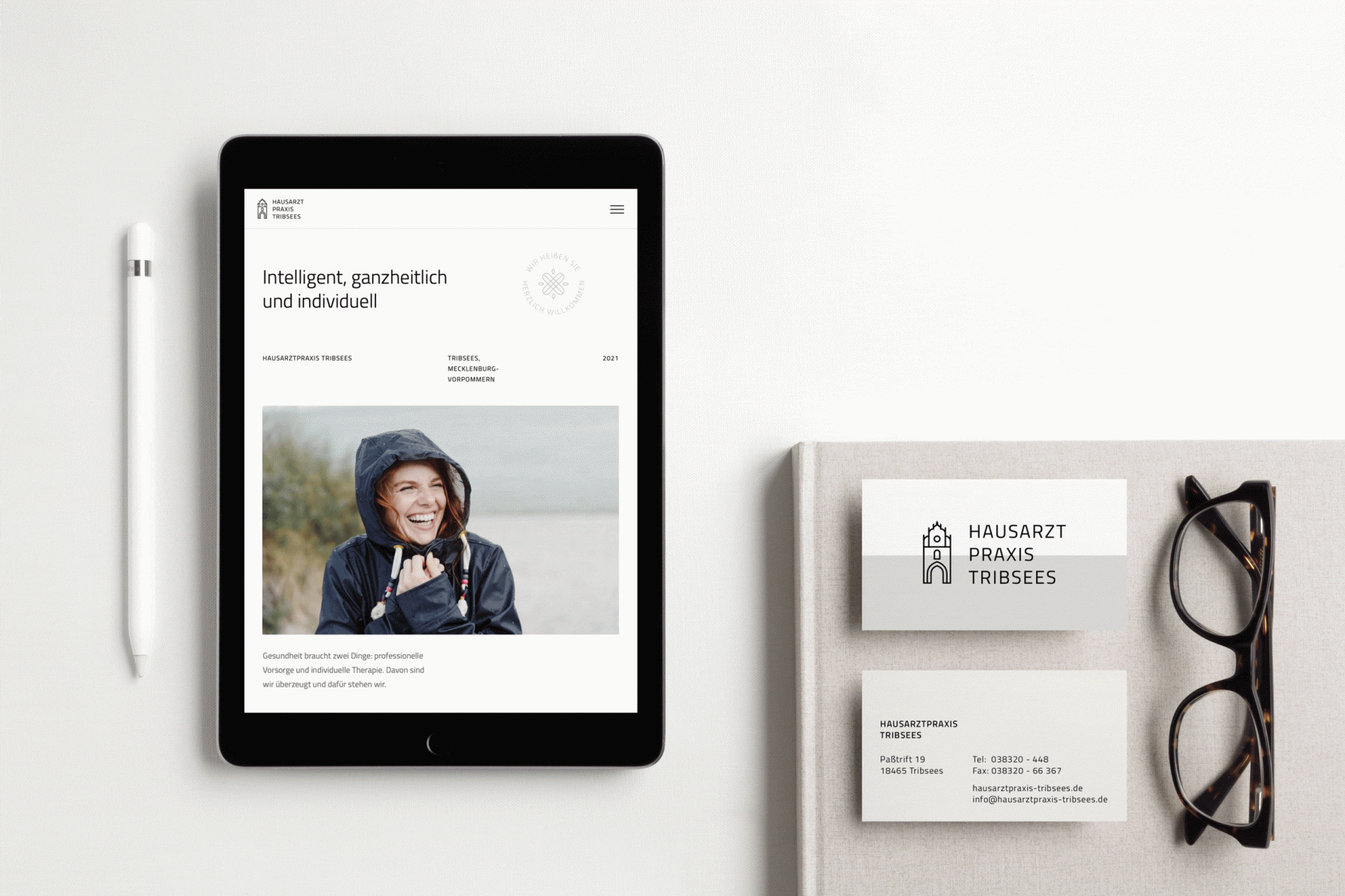 Abbildung der Website iPad Visitenkarte Hausarztpraxis Tribsees Designbeispiel Abbildung der Website auf einem iPad und Visitenkarten der Hausarztpraxis Tribsees