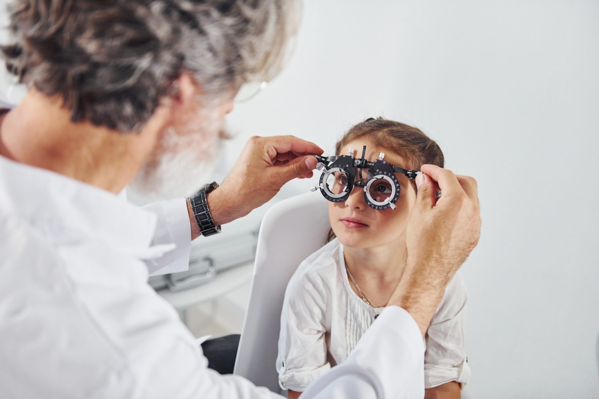 Messung der Sehschärfe von einem Augenarzt bei einem jungen Mädchen