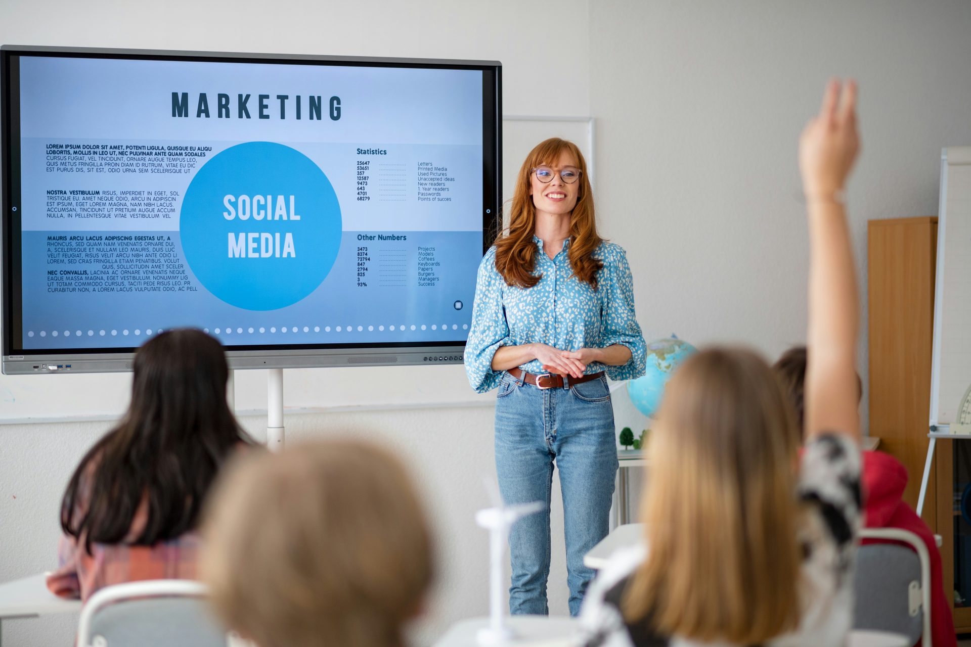 Eine Frau hält eine Präsentation über Marketing und Social Media vor Zuschauern